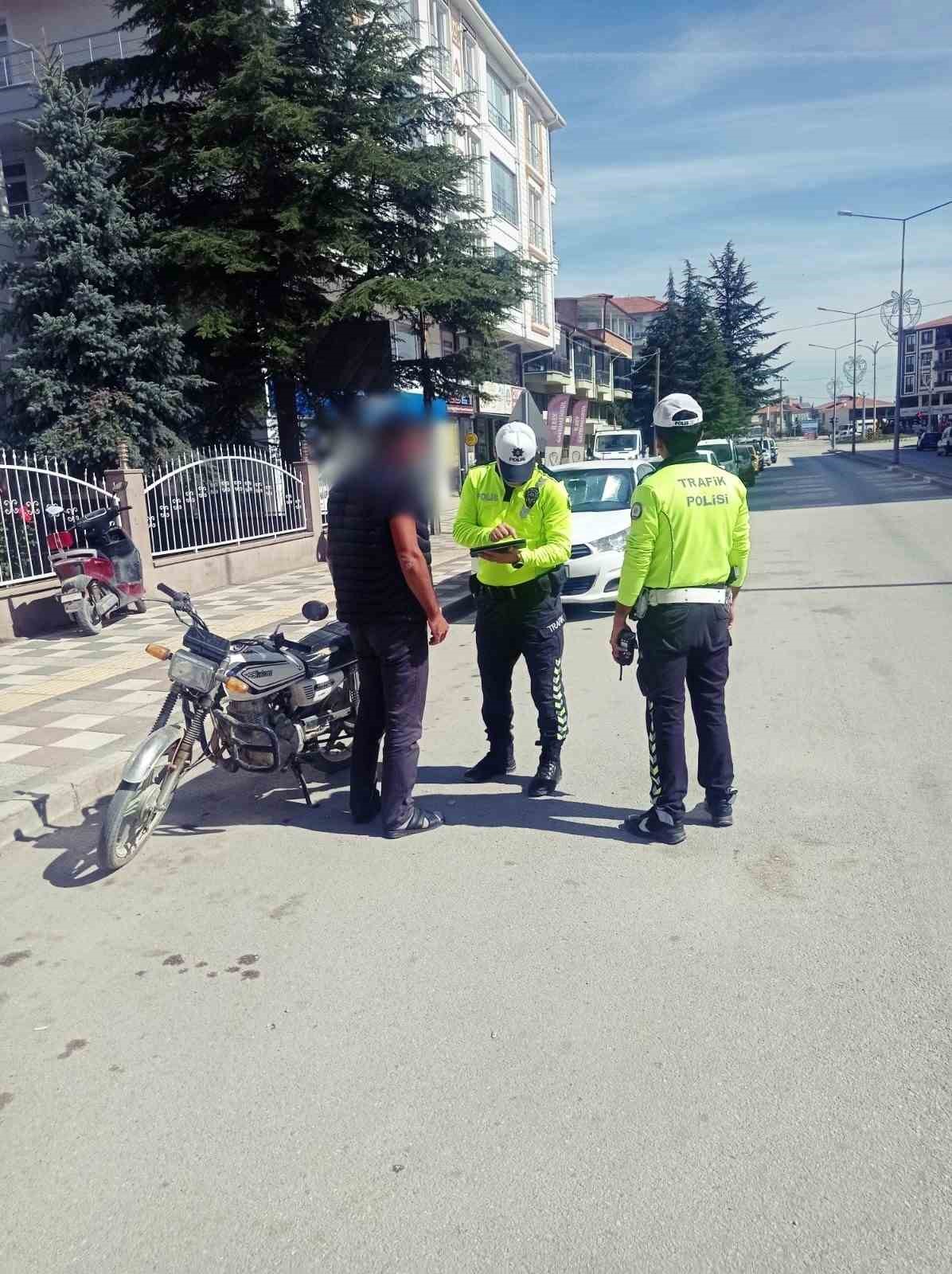 AFYONKARAHİSAR' DA GÜVENLİK GÜÇLERİNDEN TARAFINDAN 'MOTORSİKLET' SÜRÜCÜLERİNE YÖNELİK YAPILAN DENETİMDE