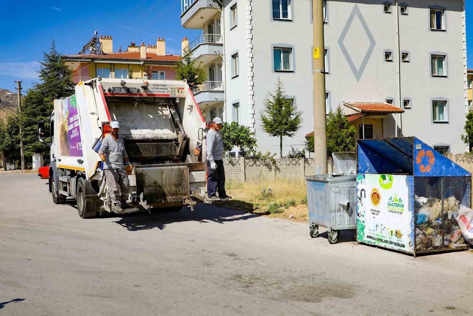 AFYONKARAHİSAR BELEDİYESİ, ÇÖP TOPLAMA ESNASINDA OLUŞAN VE ÇEVREYİ RAHATSIZ EDEN