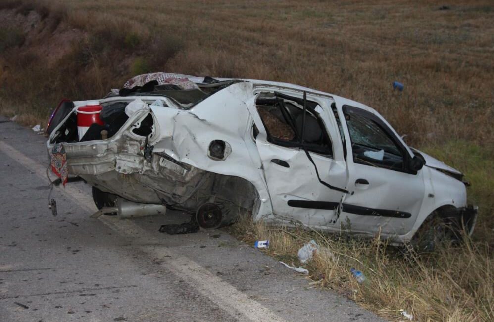 Afyonkarahisar’da taklalar atarak parçalanan ardından şarampole giren otomobilde 3 kişi