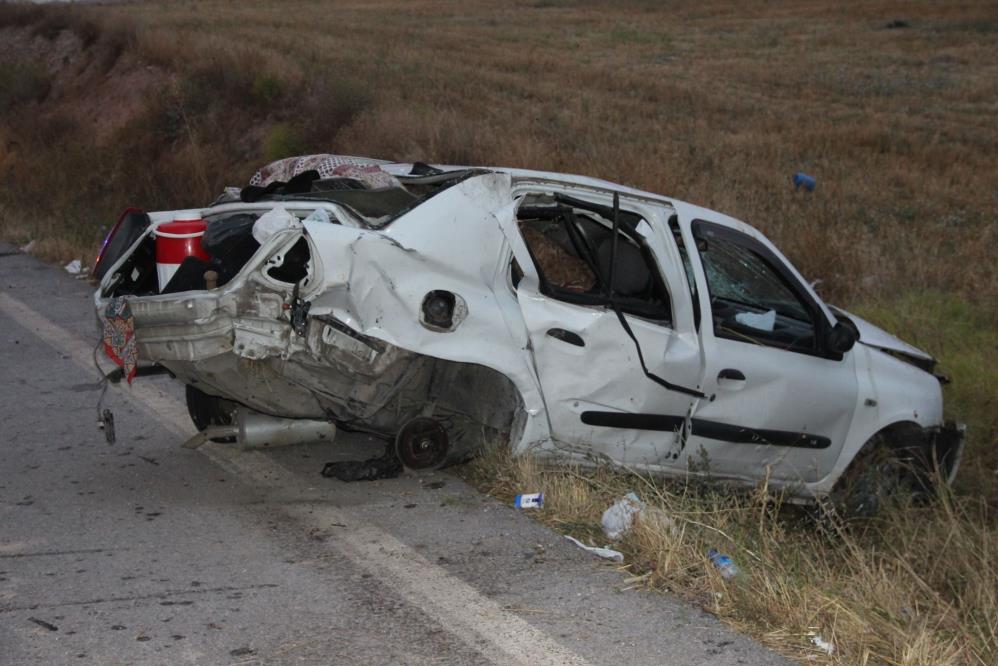 Afyonkarahisar’da taklalar atarak parçalanan ardından şarampole giren otomobilde 3 kişi