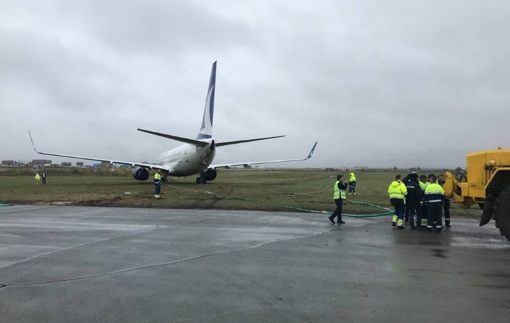 Anadolujet ‘in Antalya-Perm seferini yapan uçağı inişinin ardından taksi yaparken
