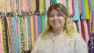   Afyonkarahisar’da bilgisayar mühendisi olmasına rağmen küçük yaşta ilgi duyduğu