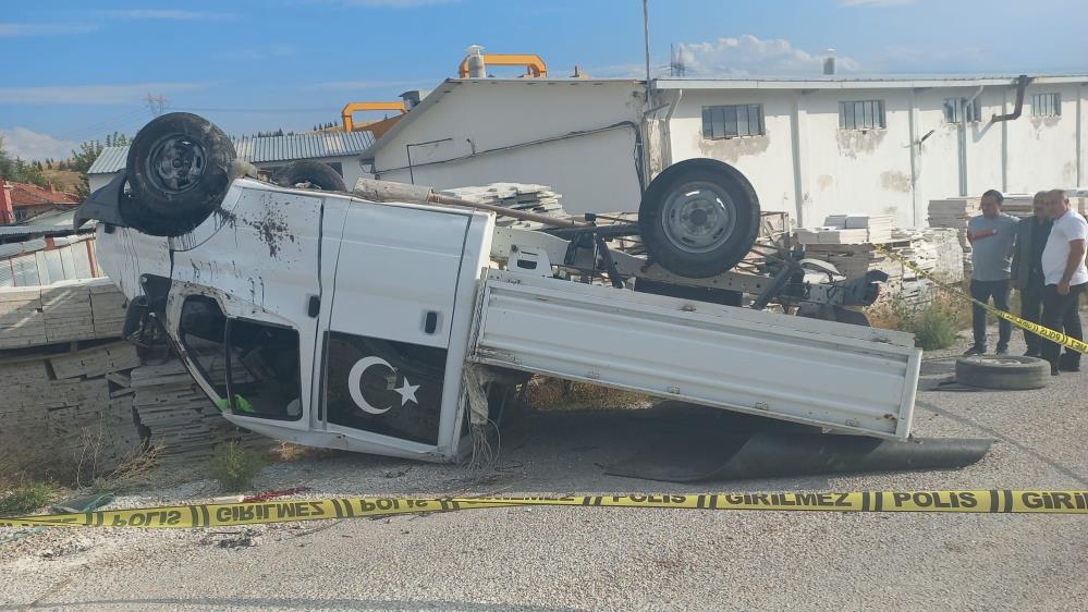 Afyonkarahisar’da devrilen kamyonetin sürücüsü kaldırıldığı hastanede yaşamını yitirdi. Olay, İscehisar