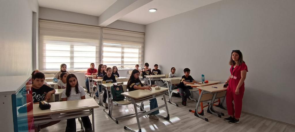 Öğrencilerin boş zamanlarını daha verimli geçirebilmelerine imkan sağlayan Emirdağ Belediyesi