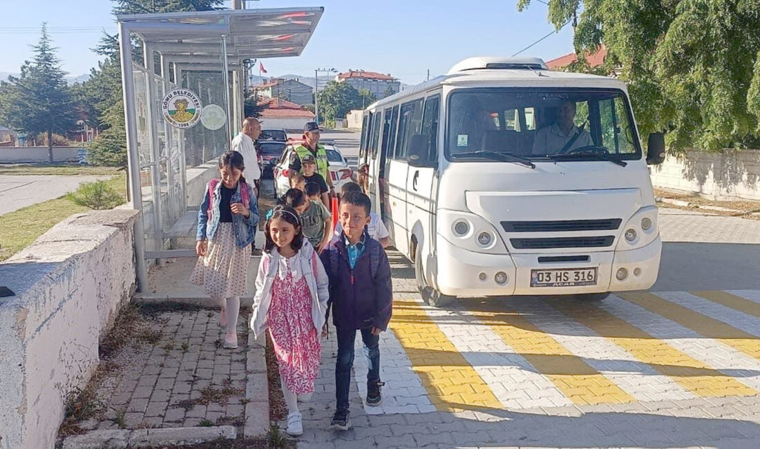 Afyonkarahisar’ın Emirdağ ilçesinde polis ve jandarma ekipleri tarafından okulların açılmasıyla
