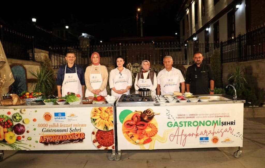 Mutfaktaki hünerlerini sergilediler Afyonkarahisar’da başlayan Gastronomi Festivali’nde birbirinden leziz tatlar katılımcıların beğenisine sunuldu.