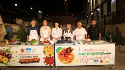 Afyonkarahisar’da başlayan Gastronomi Festivali’nde birbirinden leziz tatlar katılımcıların beğenisine sunuldu.