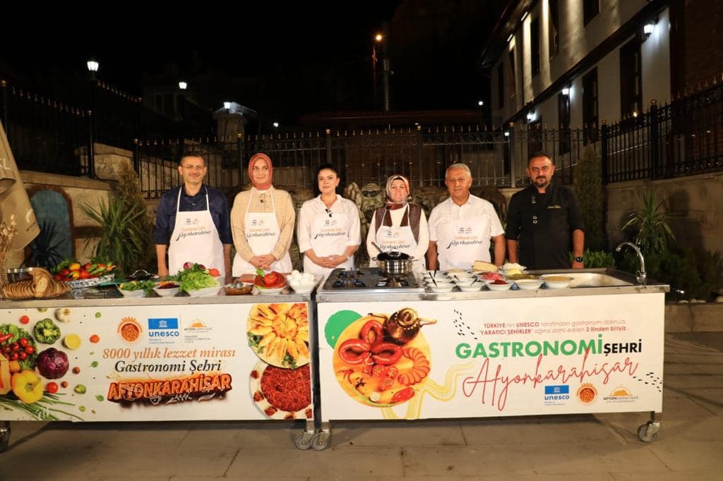 Afyonkarahisar’da başlayan Gastronomi Festivali’nde birbirinden leziz tatlar katılımcıların beğenisine sunuldu.