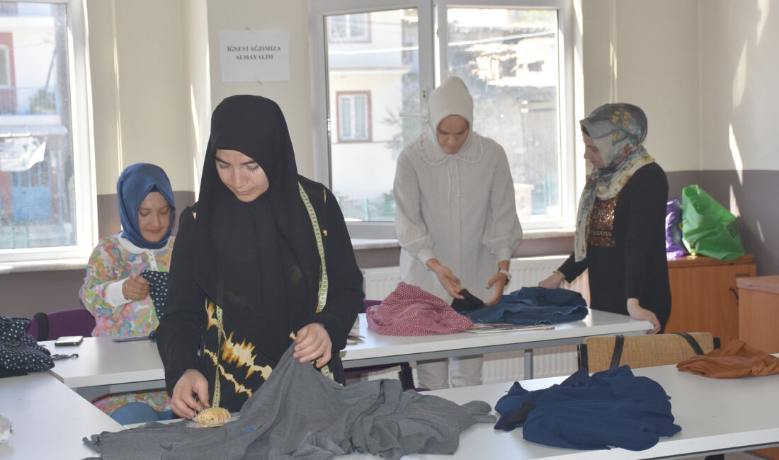 İscehisar ilçesinde, Halk Eğitimi Merkezi bünyesinde açılan dikiş nakış kursuna
