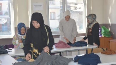 İscehisar ilçesinde, Halk Eğitimi Merkezi bünyesinde açılan dikiş nakış kursuna