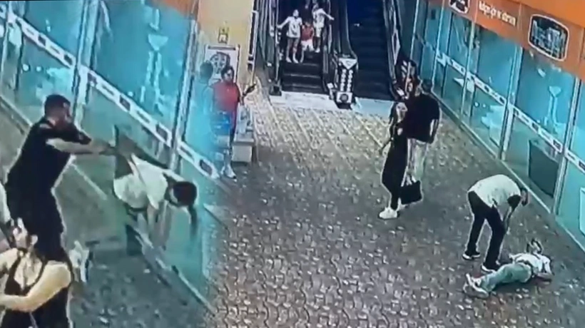 Gaziosmanpaşa’da bir AVM’de yürüyen genç “Neden yan baktın” diyen 2
