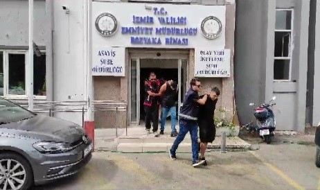 İzmir’in Bayraklı ilçesinde motosikletiyle seyir halindeyken, kimliği belirsiz kişiler tarafından