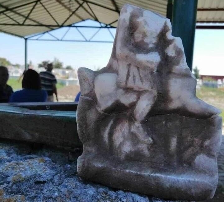 Afyonkarahisar’da belediye görevlileri tarafından definler için mezarlık alanda yapılan kazıda,