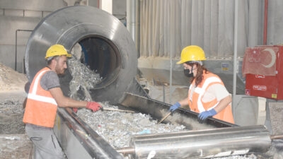 Emirdağ ilçesinde süt ve meyve suyu kutularının geri dönüşümünden üretilen