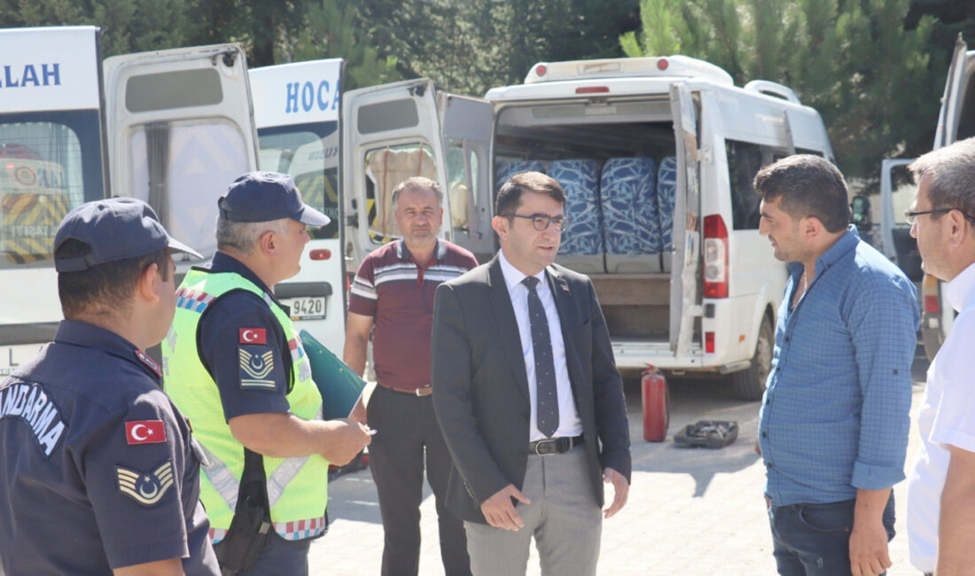 Afyonkarahisar’ın Hocalar ilçesinde jandarma trafik ekipleri tarafından öğrenci servis araçları