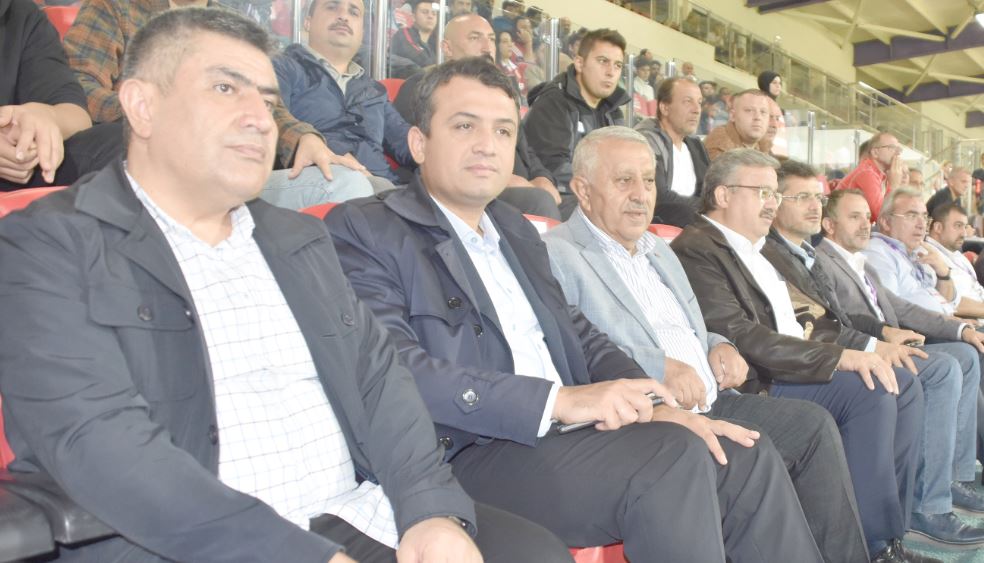 TFF 2.Lig’in ikinci haftasında Zafer Stadı’nda oynanan karşılaşmayı izleyenler arasında