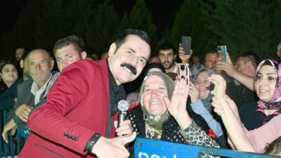 İscehisar Belediyesi Yaz Şenlikleri kapsamında sahne alan Ramazan Çelik seslendirdiği