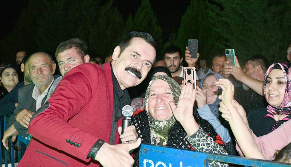 İscehisar Belediyesi Yaz Şenlikleri kapsamında sahne alan Ramazan Çelik seslendirdiği