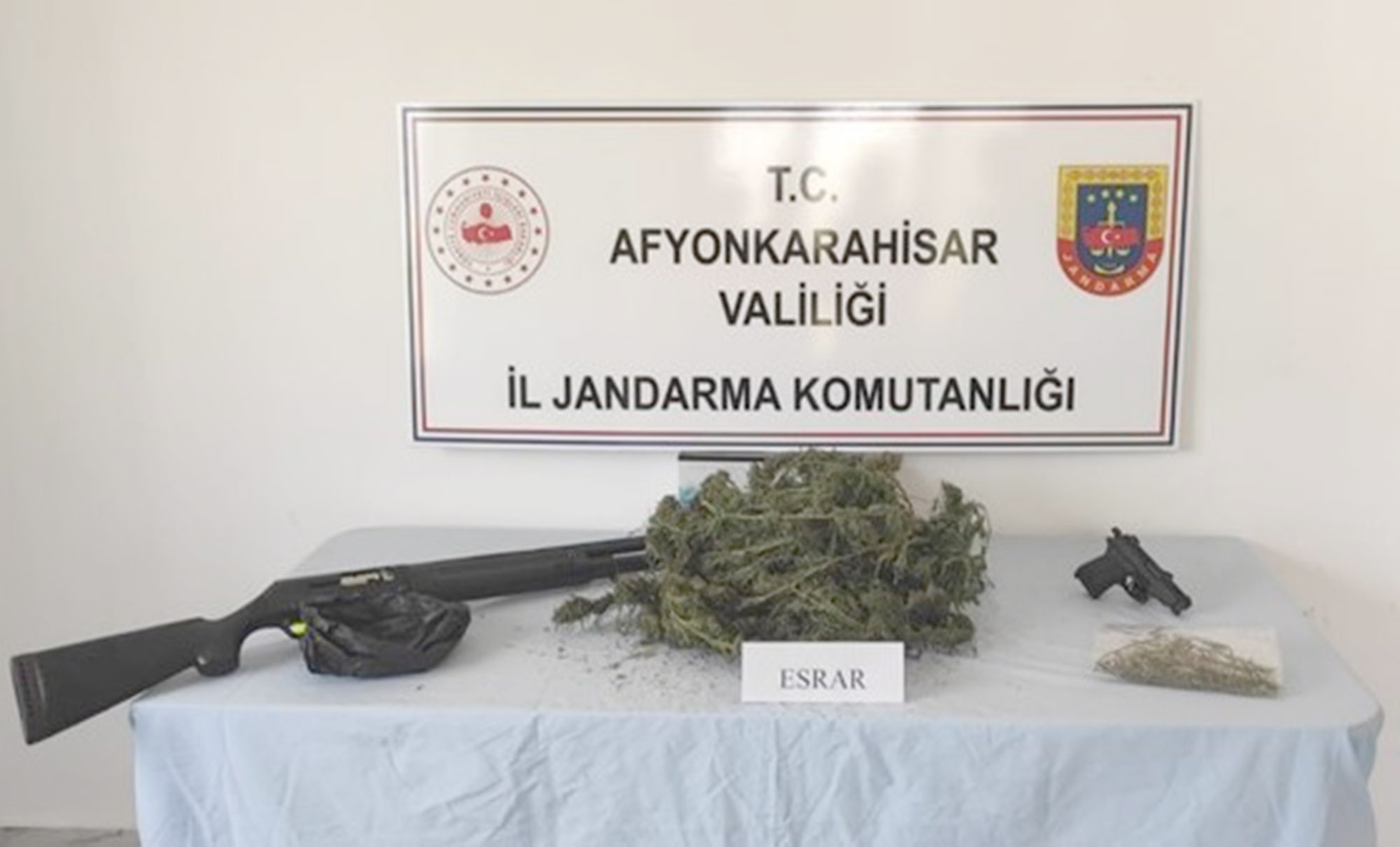   Afyonkarahisar’da jandarma tarafından gerçekleştirilen operasyonda bin 334 gram esrar