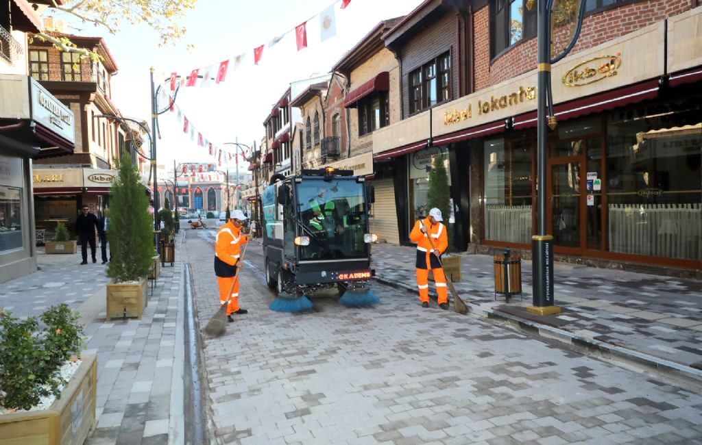 Afyonkarahisar Belediyesi Temizlik İşleri Müdürlüğü bünyesine yeni bir yol süpürge