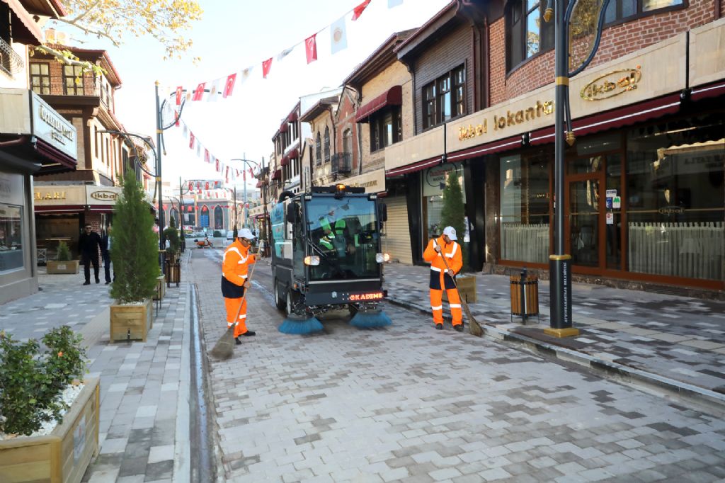Afyonkarahisar Belediyesi Temizlik İşleri Müdürlüğü bünyesine yeni bir yol süpürge