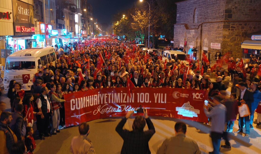 Afyonkarahisar Cumhuriyet’in 100. Yılı için yürüdü. Türk bayrağını eline alan