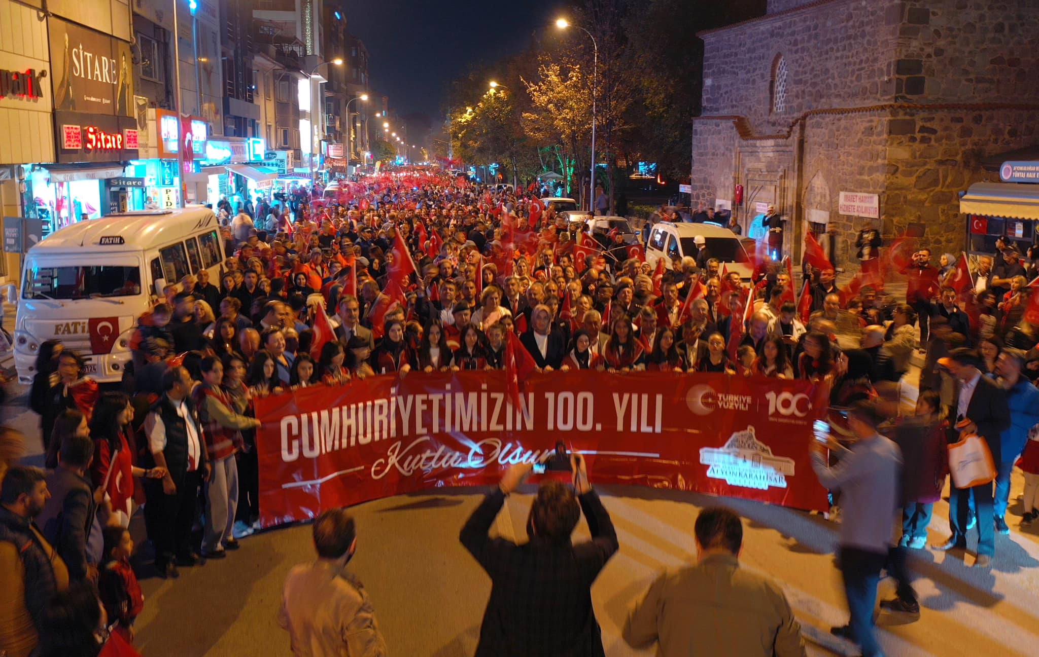 Afyonkarahisar Cumhuriyet’in 100. Yılı için yürüdü. Türk bayrağını eline alan