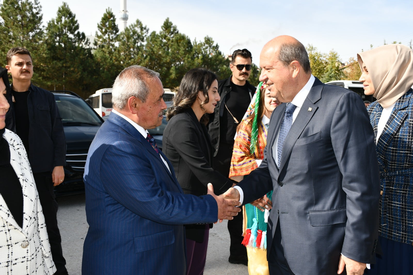 İscehisar ilçesinde Belediye Başkanı Ahmet Şahin’i ziyaret eden KKTC Cumhurbaşkanı