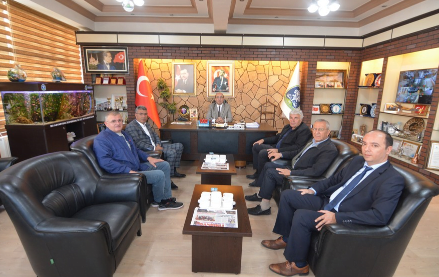 Sandıklı Ticaret Borsası Başkanı Hidayet Şahin ve yönetimini makamında ağırlayan