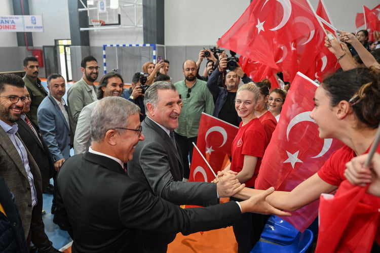 Gençlik ve Spor Bakanı Osman Aşkın Bak, İstanbul’un Eyüpsultan ilçesinde