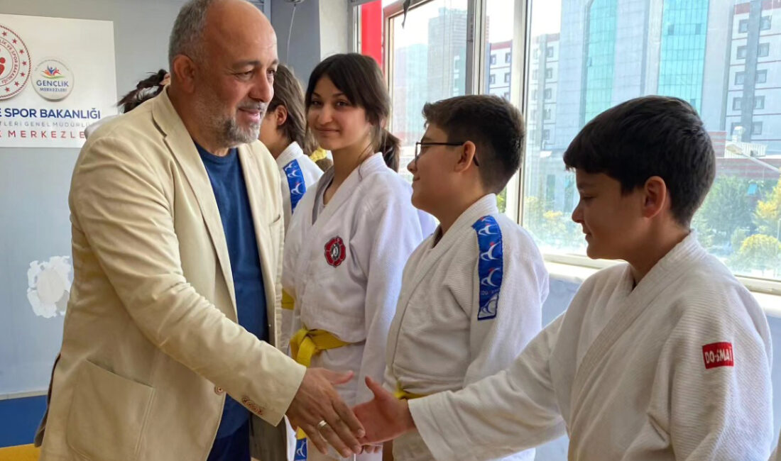 Afyonkarahisar’da düzenlenen Judo Kuşak Sınavında 30 sporcu bir üst kuşağa