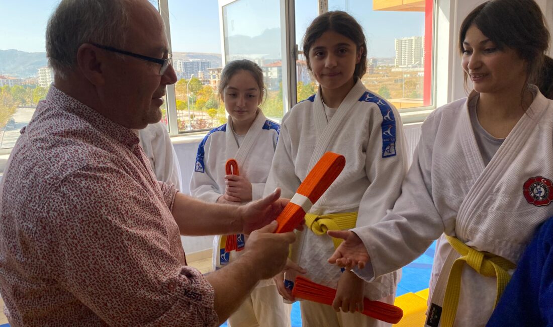 Karahisar Gençlik Merkezi Spor Salonu Judo kuşak sınavına ev sahipliği