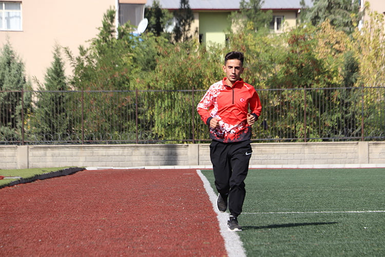Dağ köyünde koşarken keşfedilen milli atlet Ümran, Avrupa ve dünya