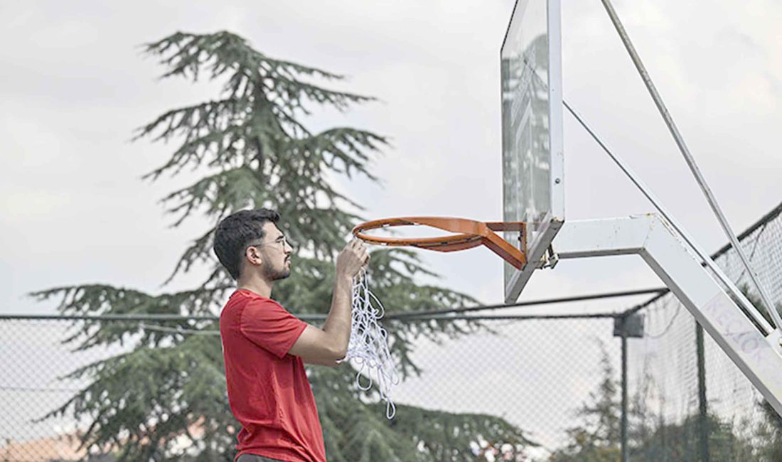 Basketbol sevdasıyla büyüyen üniversite öğrencisi Baha Müderrisoğlu, gönüllü olarak başlattığı