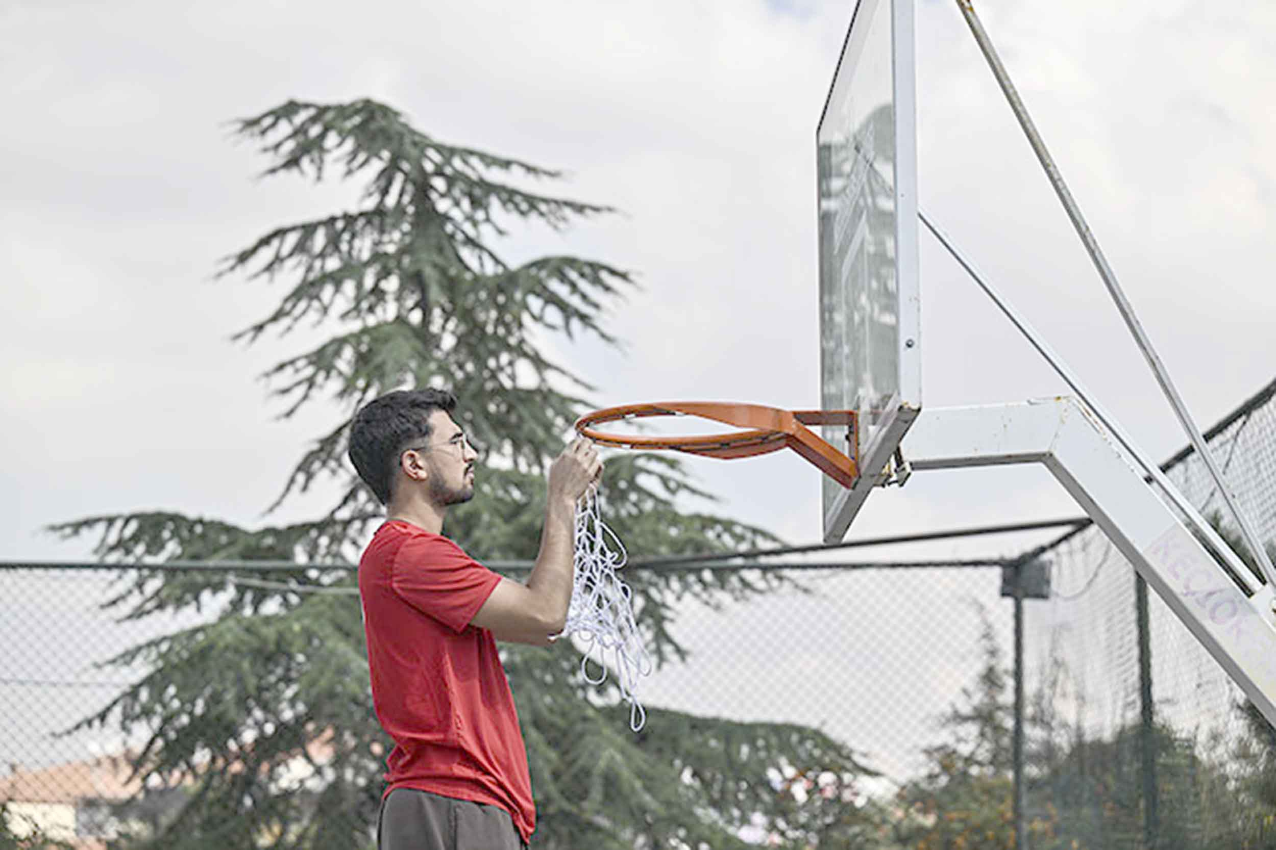 Basketbol sevdasıyla büyüyen üniversite öğrencisi Baha Müderrisoğlu, gönüllü olarak başlattığı