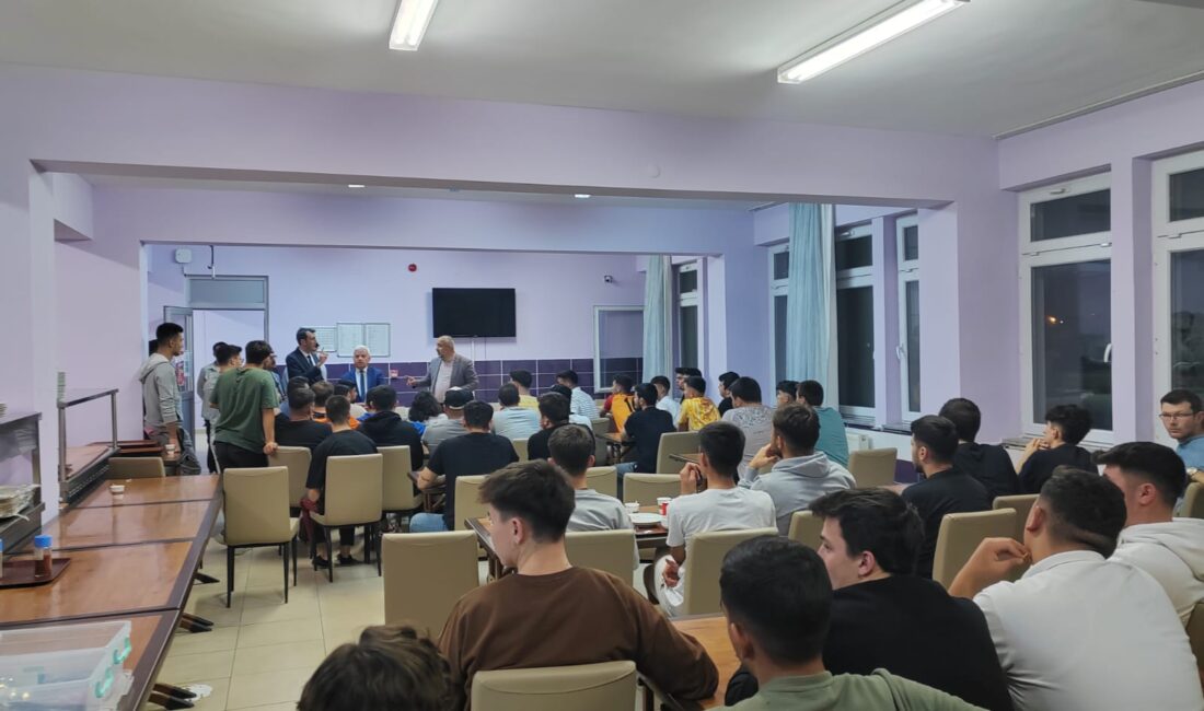 Şuhut Yurt Müdürlüğü’nde düzenlenen söyleşi programına katılan Gençlik ve Spor
