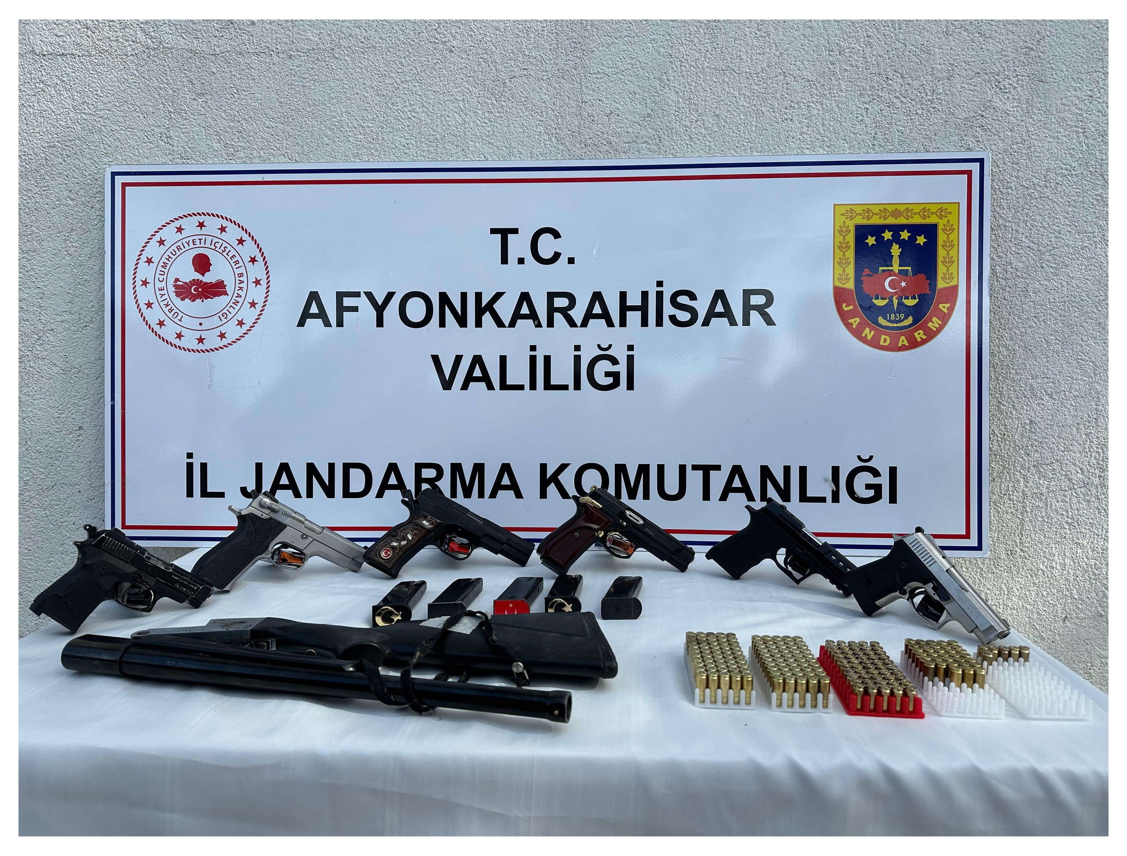 İl Jandarma Komutanlığı’na bağlı ekipler, Dinar ilçesi Göçerli köyünde düğünde