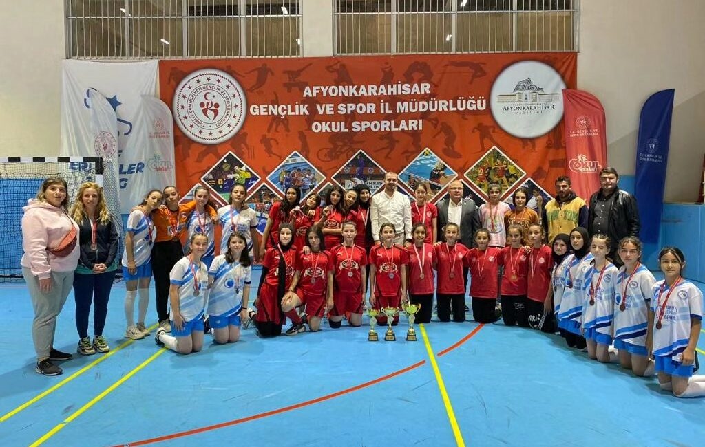 Afyonkarahisar Okul Sporları faaliyet programında yer alan voleybol genç erkekler