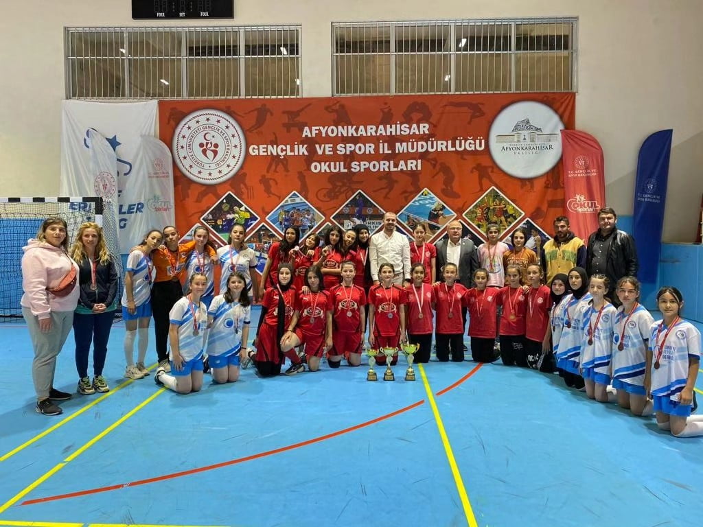 Afyonkarahisar Okul Sporları faaliyet programında yer alan voleybol genç erkekler