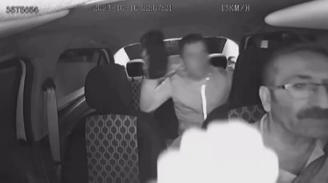 İzmir’in Karabağlar ilçesinde bir taksiye binen gaspçı, taksi şoförüne dehşeti