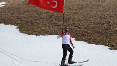 Erzincan’da doğa tutkunu kayak antrenörü Canser Atila çıktığı 3 bin