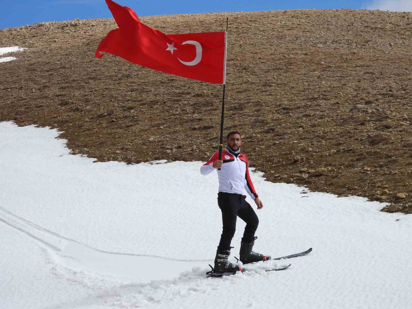 Erzincan’da doğa tutkunu kayak antrenörü Canser Atila çıktığı 3 bin