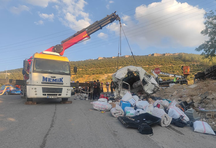 Gaziantep Sakçagözü Mahallesi D400 kara yolundaki trafik ışıklarında Tahsin Ergin