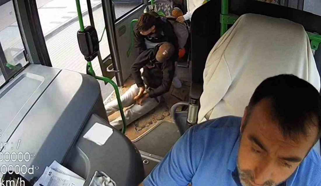 Bursa’nın İnegöl ilçesinde özel halk otobüsü sürücüsü, araçtan inerken fenalaşan