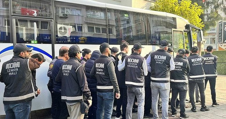 İzmir’de FETÖ/PDY Silahlı Terör Örgütüne yönelik düzenlenen kıskaç operasyonlarında gözaltına