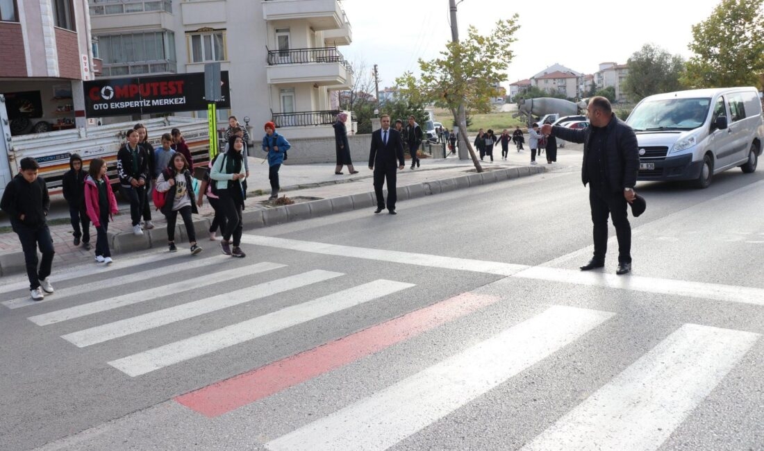 Afyonkarahisar mahalle muhtarı her sabah ortaokul öğrencilerinin yay geçidinden güvenli