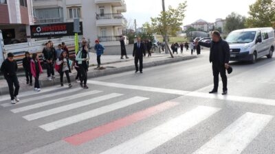 Afyonkarahisar mahalle muhtarı her sabah ortaokul öğrencilerinin yay geçidinden güvenli