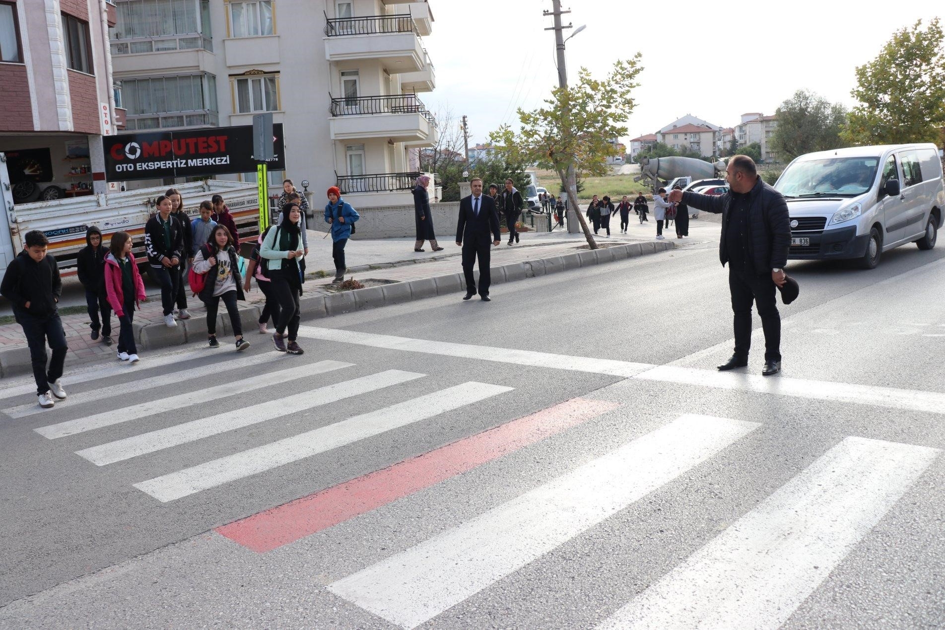 Afyonkarahisar mahalle muhtarı her sabah ortaokul öğrencilerinin yay geçidinden güvenli