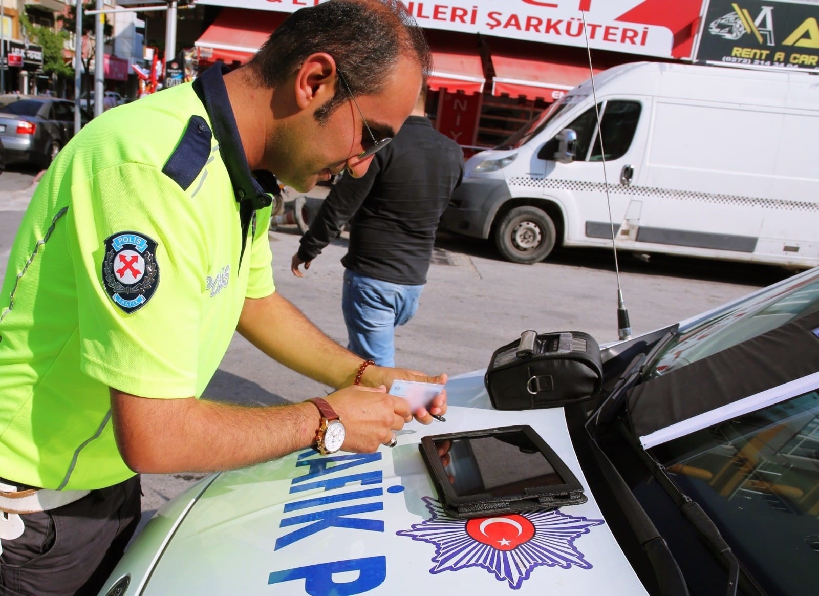 Afyonkarahisar’da güvenlik güçlerinin tarafından yapılan denetimde 237 araç sürücüsüne 405