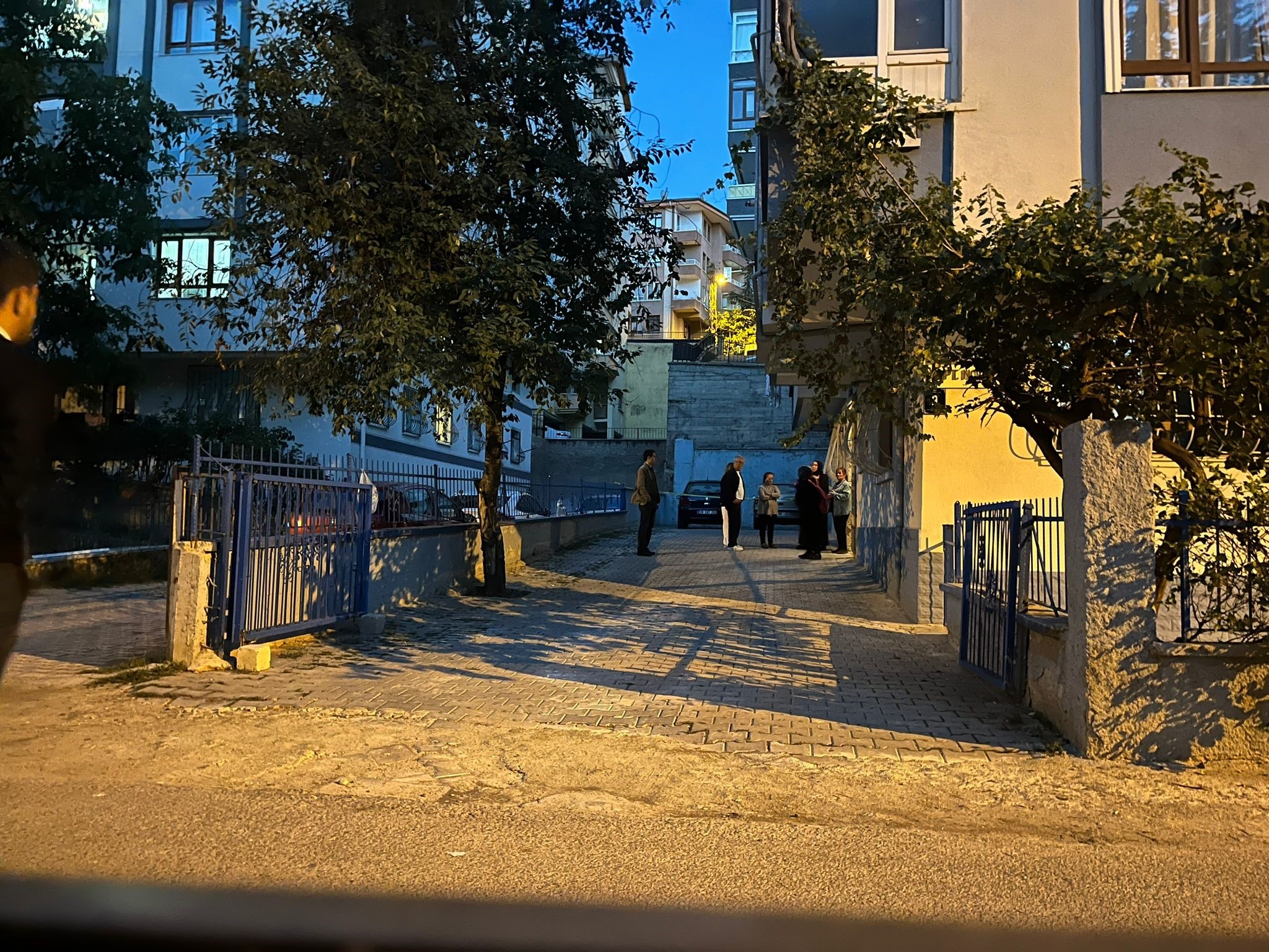 Ankara’da 25 yaşındaki kız, annesini bıçakla öldürdükten sonra intihar etti.